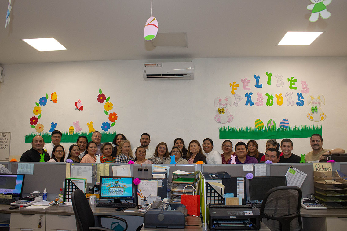 Celebran la pascua con huevos decorados en las oficinas del ISSTEY.