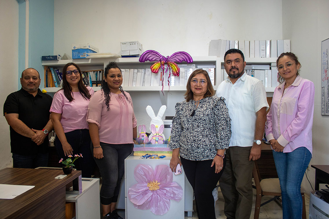 Celebran la pascua con huevos decorados en las oficinas del ISSTEY.