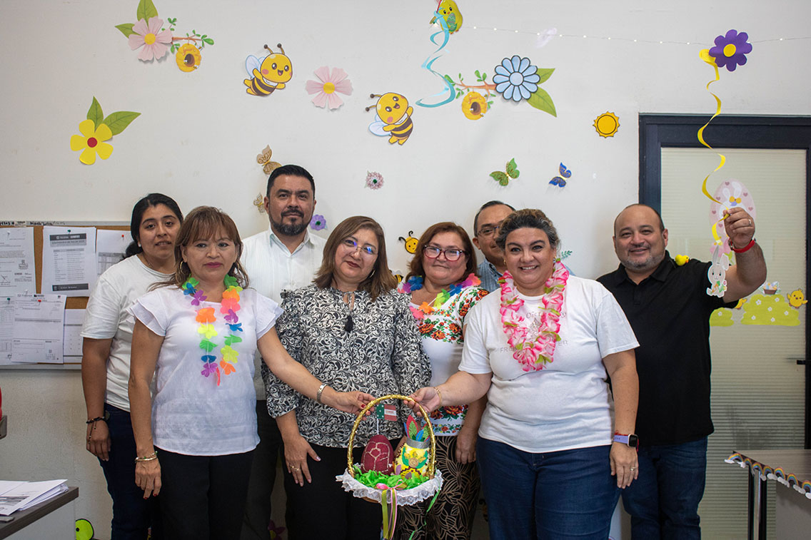 Celebran la pascua con huevos decorados en las oficinas del ISSTEY.